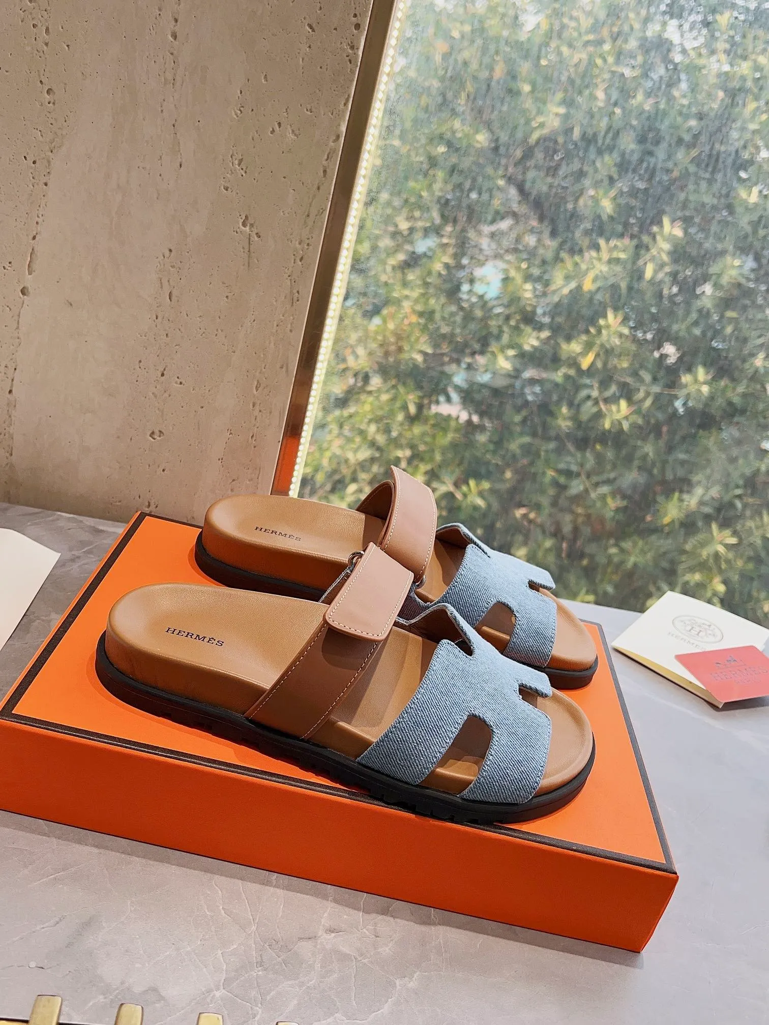 👟👟Ex-factory price 440👟👟 Men's size +10 H family 2024 spring and summer new style HERMES Hermes' recently popular couple's shoes, pig nose angle sandals and slippers, paired with various colorful socks, extremely trendy. Upper lining: imported original material. Outsole: non-slip and wear-resistant outsole. Size: Female 35-42 (40/42 non-returnable and non-exchangeable) Men’s size: 39-45 (45 is non-refundable and non-exchangeable)